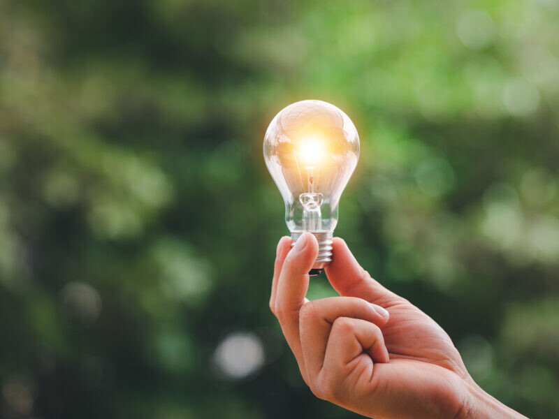 Elektrik Faturasını Yarıya İndirin: Ev ve İş Yerleri İçin 5 Etkili Enerji Tasarrufu Stratejisi